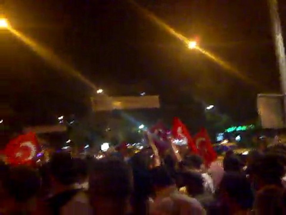 BURSA ÜLKÜCÜLERİ ŞEHİTLERİNE SAHİP ÇIKTI .