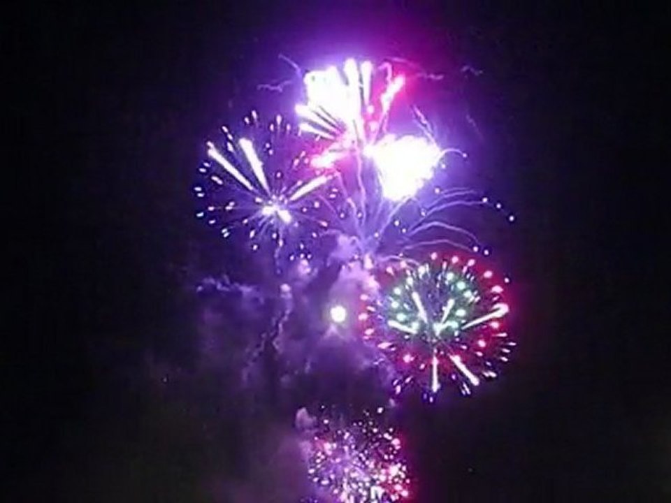 Feu d'artifice  Bordeaux 14 juillet 2011  1er bouquet HD