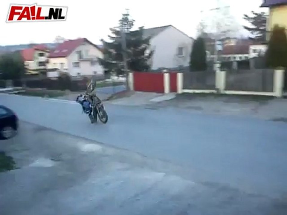 Wheelie auf der Straße Fail