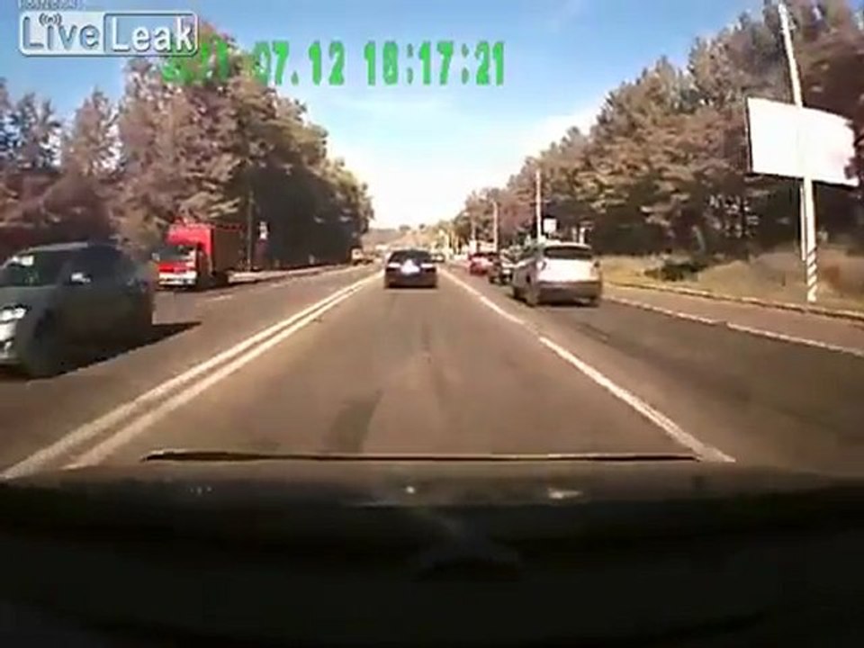 Idiot, der nicht auf Zebrastreifen stoppen