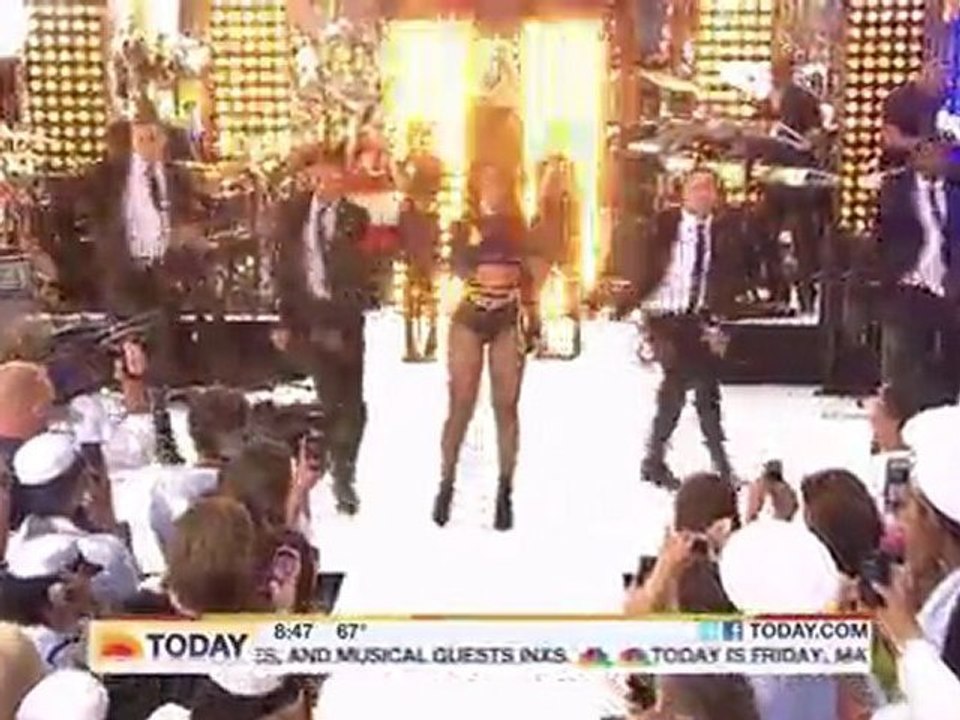Rihanna: Performs Live from New York City