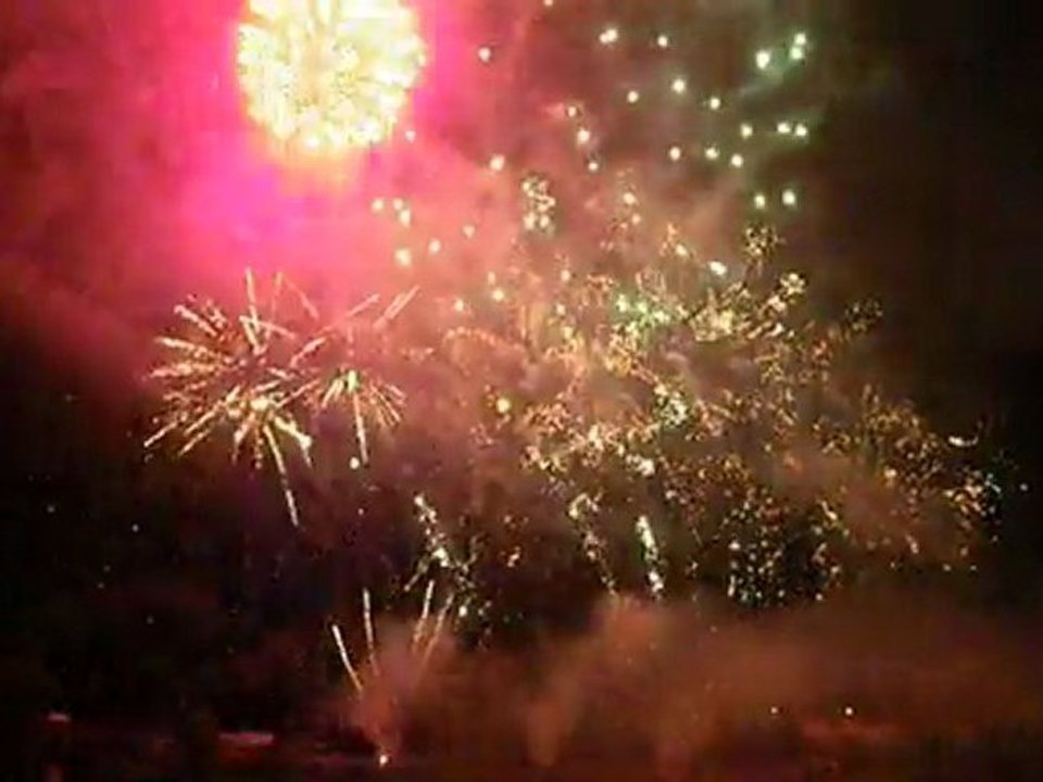 Moulins 14 juillet 2011 - feu d'artifice - bouquet final