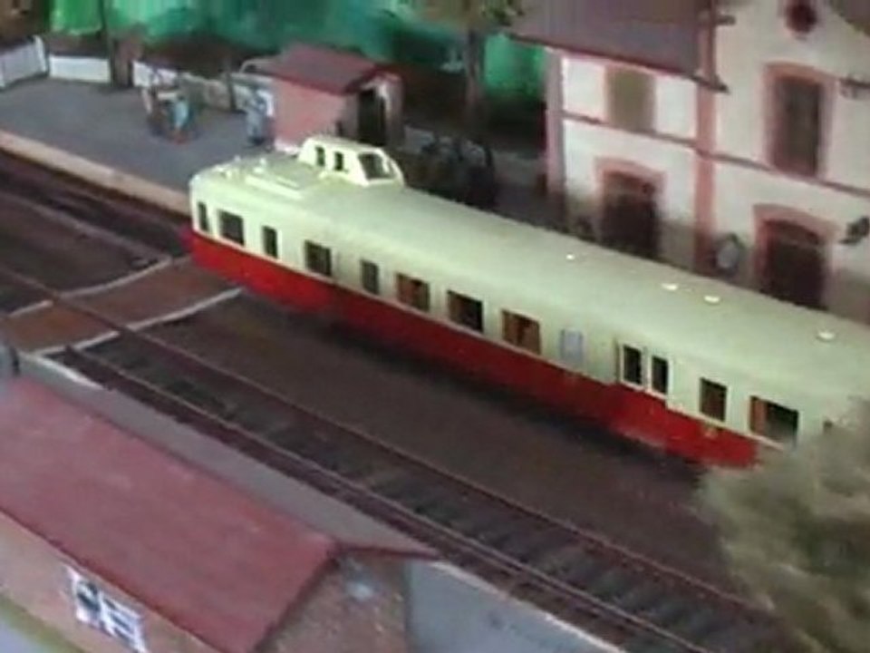 Trains miniatures: l'autorail Picasso X 4005  sur le réseau HO de Hubertrain.