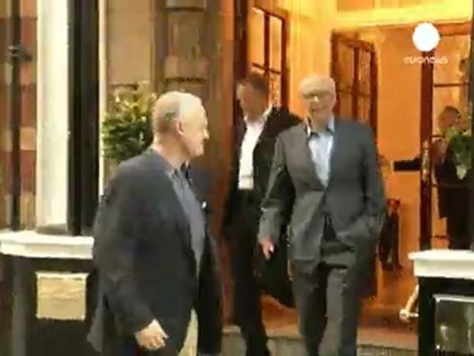 Murdoch chief resigns over phone hacking