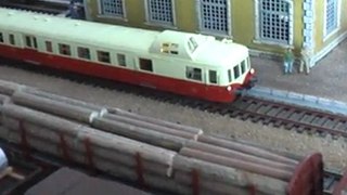 Trains miniatures: départ de l' autorail Picasso X 4005. Réseau HO de Hubertrain.