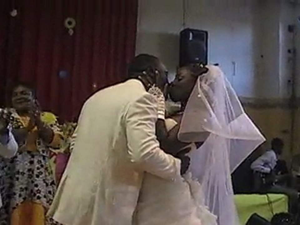 le bisou des marié; après la celebration du mariage du prophète dons elies dit  E i