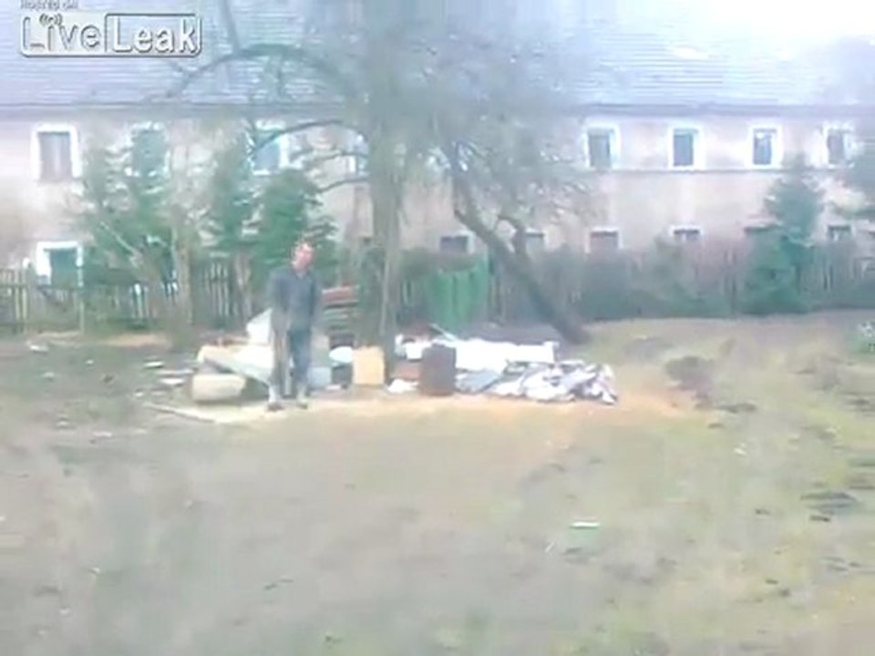 Idiot öffnet eine Dose unter Druck Schaum mit einer Axt Fail