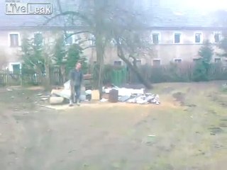 Idiot öffnet eine Dose unter Druck Schaum mit einer Axt Fail