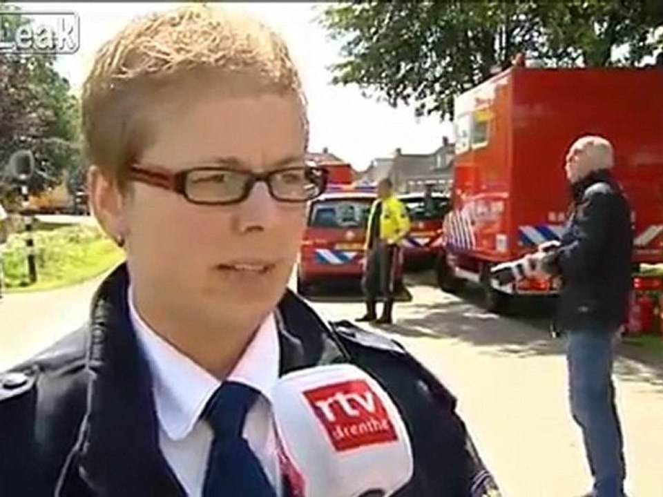 Niederländischen TV Turm stürzt während des Interviews mit Feuerwehr