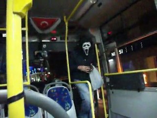 maskelerle otobüse biniş
