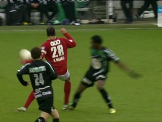 Axel Witsel tackle op Cercle-speler