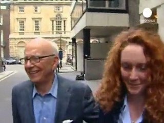 Murdoch says sorry as top executives quit