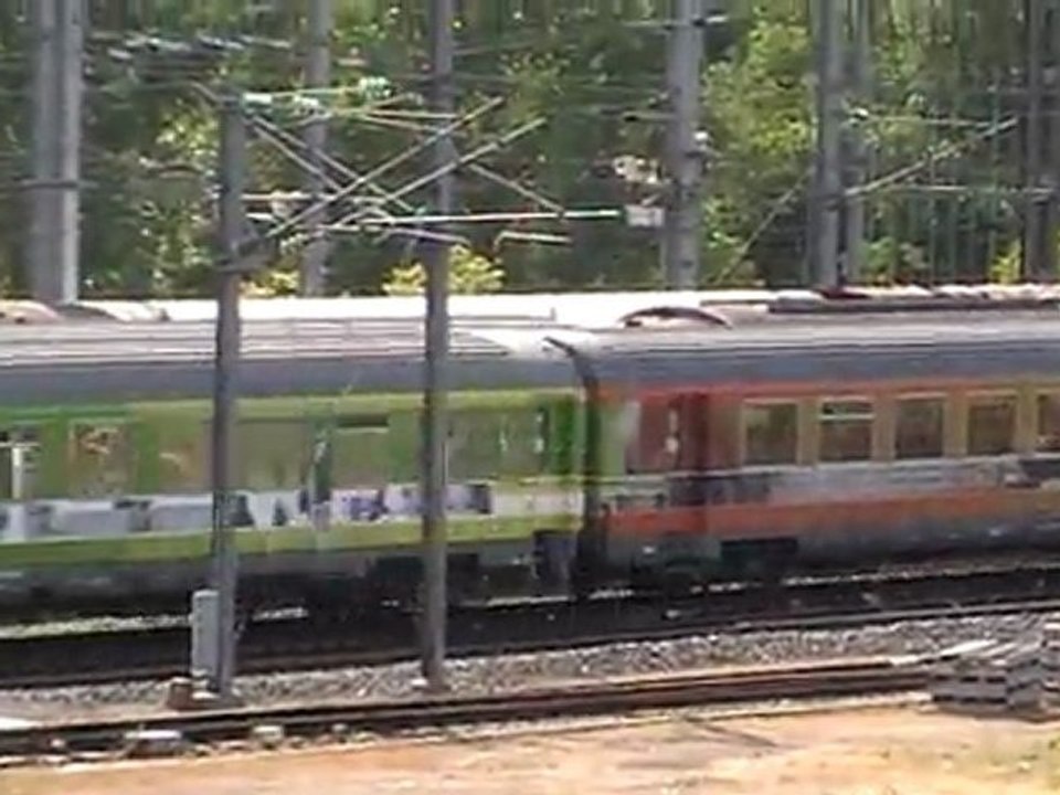 Passage d'un corail Téoz en gare de Saint Germain des Fossés le 20/06/2011