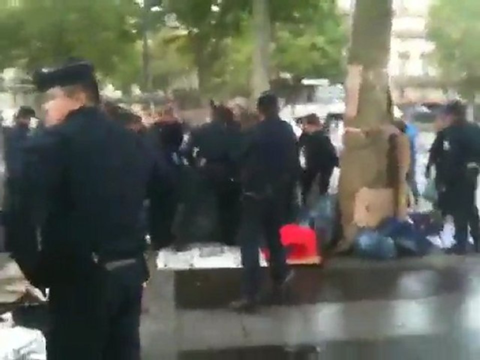 La police refuse aux indignés de s'abriter de la pluie et violente un témoin en train de filmer