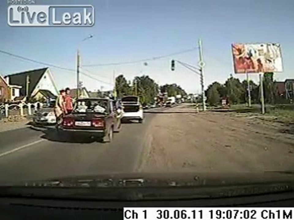 Russische Road Rage von einer milderen Art, nur ein wenig Attitude Adjustment