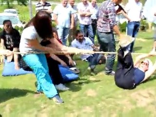 AYŞE TEYZE BAĞ BAHÇE PİKNİK ETKİNLİKLERİ  KADINLAR İP ÇEKME YARIŞI