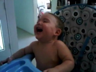 bebe riendo a carcajadas