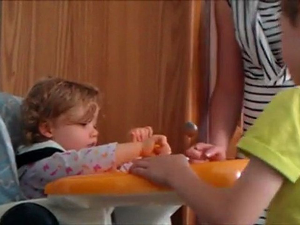 Je mange toute seule - 09-06-2011