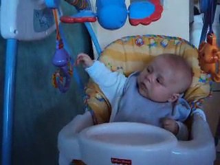 Matis qui boxe son jouet !