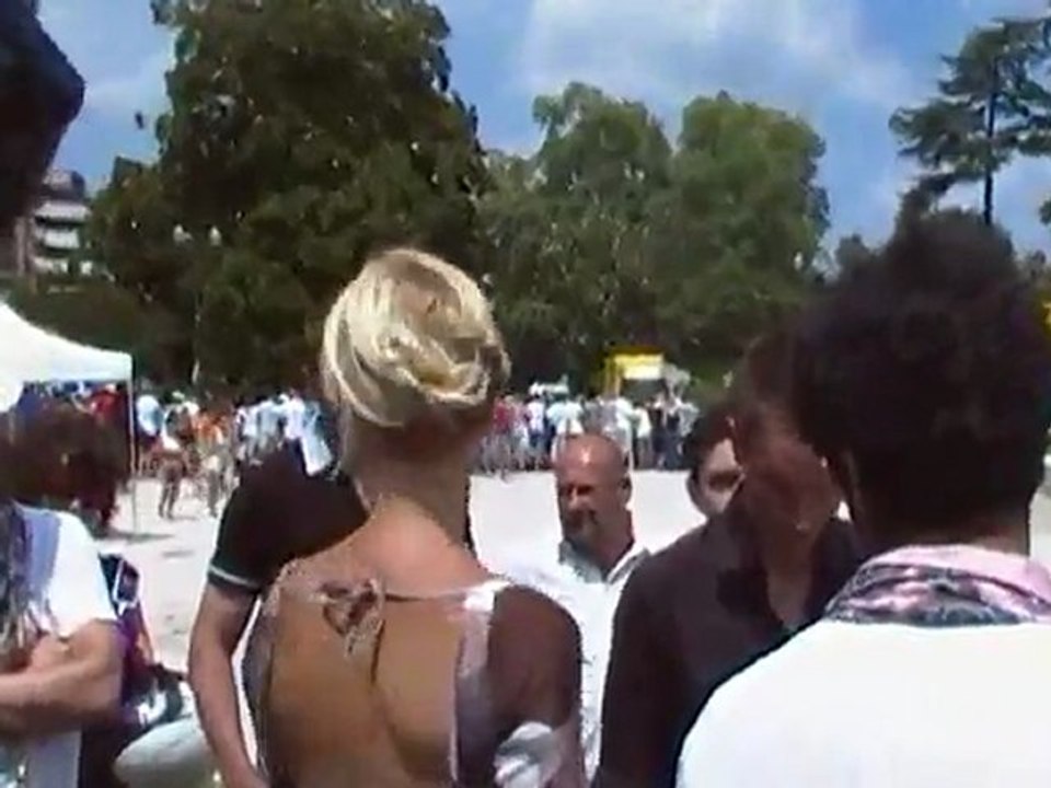 Ycare et comédiens PLUS BELLE LA VIE à Pau sur le Tour de France 2011