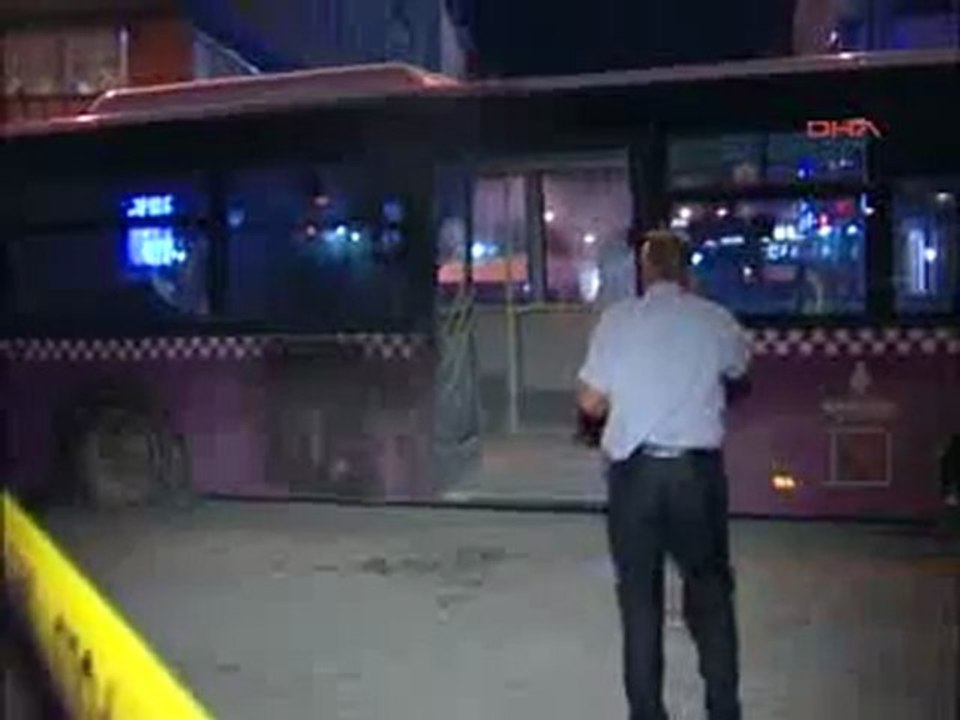 Ataşehir'de belediye otobüsü yakıldı