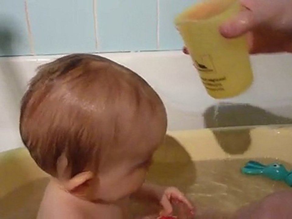 2 nov 10 Bastien joue avec l'eau