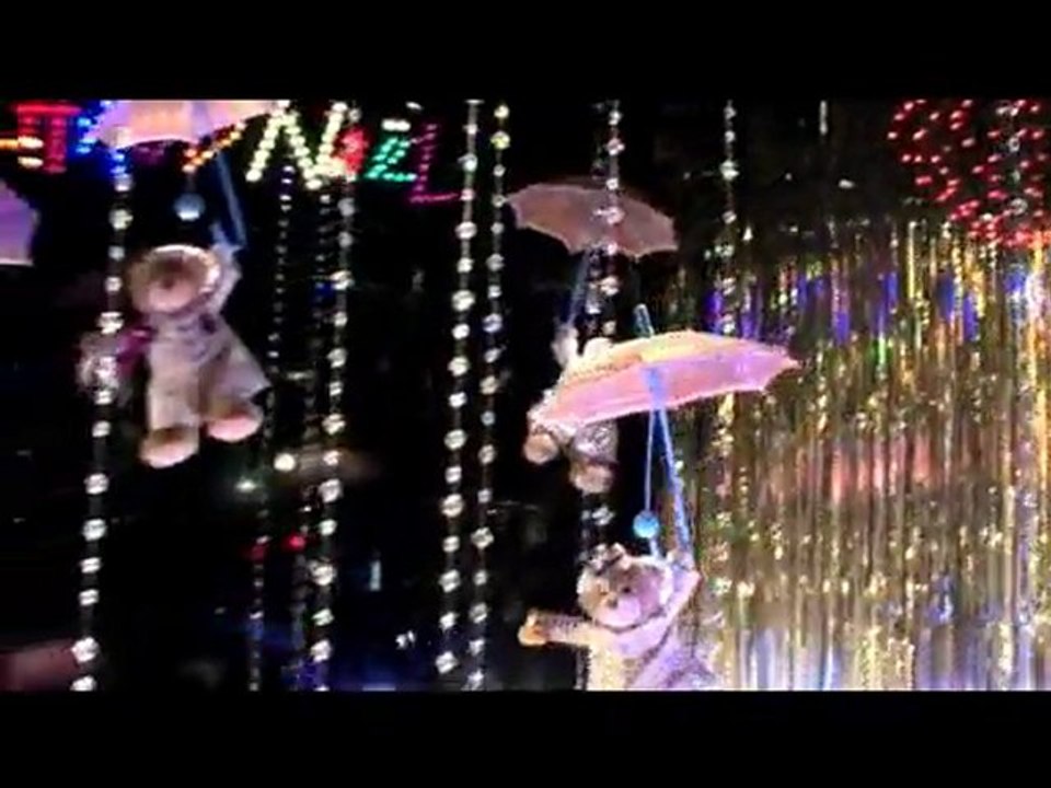 Vitrines de Noël très 'Show Chaud' aux Galeries Lafayette