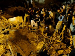 Karachi bomb targeting police kills 18