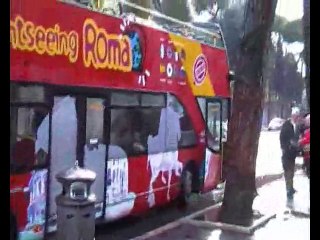 Bus a due piani in sosta vietata, nessuno controlla