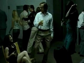 David Elsewhere danse et se tord pendant la nuit