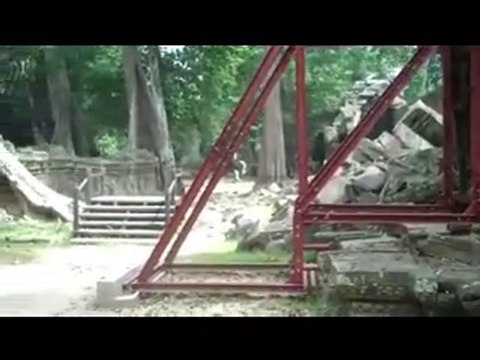 Elia Toppelberg en Angkor Wat, Cambodia, parte 1