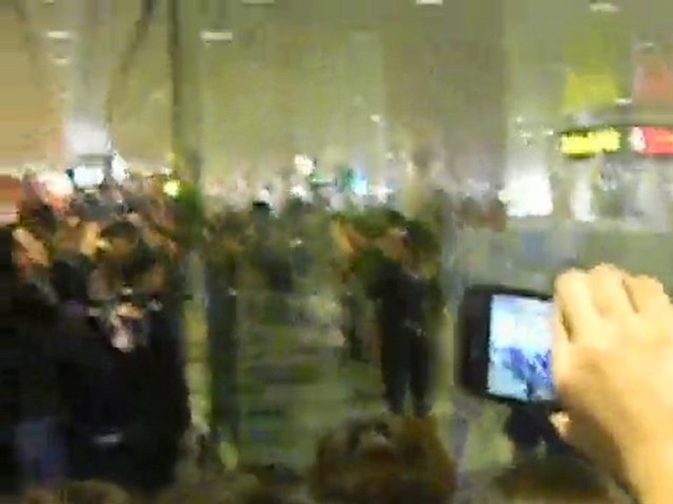 16102010 J.Y.J @ arrival airport5.