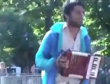 Le chanteur de rue de Marseille lui casse les couilles