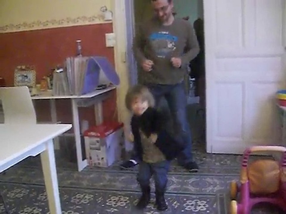 zoé et papa dansent