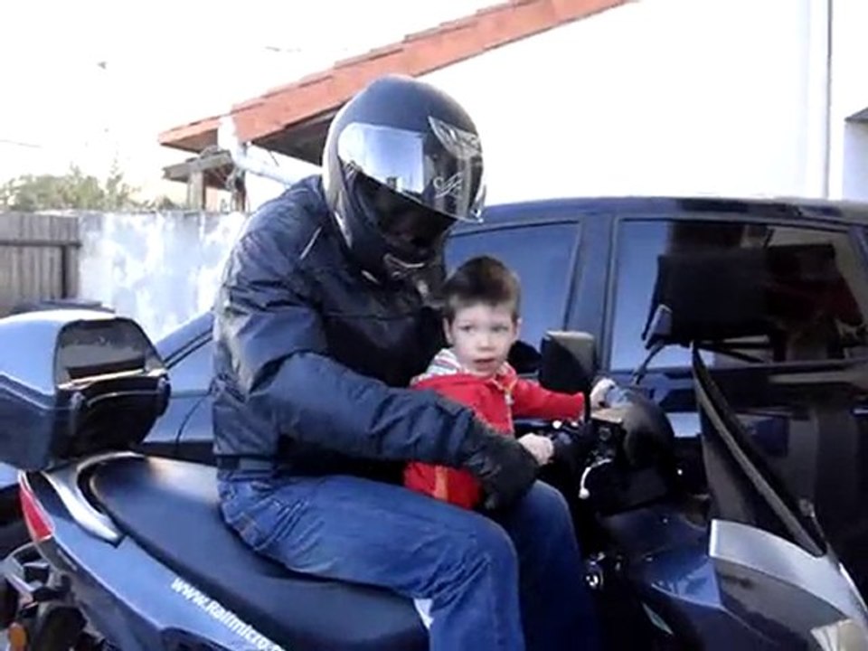 avec papa sur le scooter