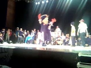 Mascote du bcm qui fait du hip hop