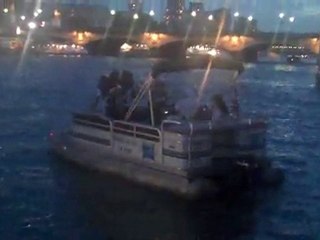 Ils remontent la Seine en radeau