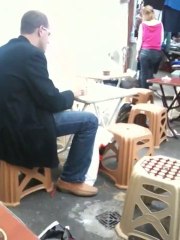 adam motora bağlamış