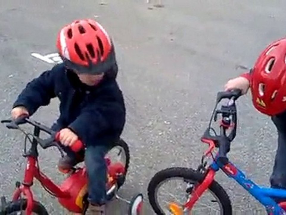 Ethan fait du vélo sans roulettes