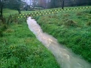 Ecoulement d'un ruisseau en état de crue