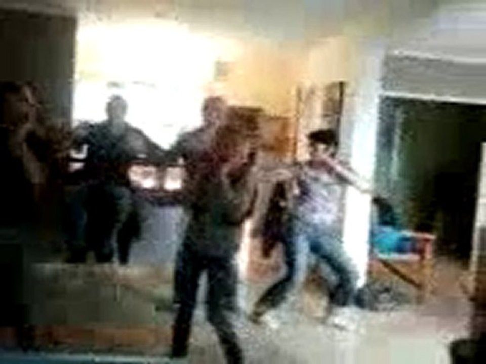 La famille et moii qui jouons a JUST DANCE 2 sur Wii !