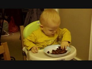 Antonin mange son gâteau