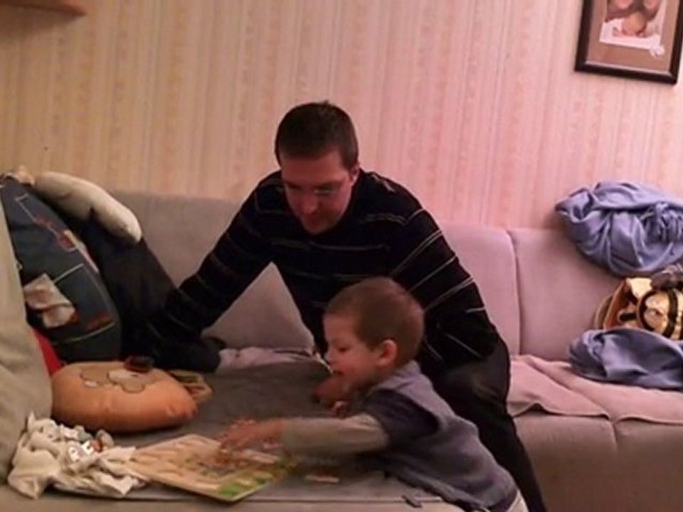 Noam fait un puzzle