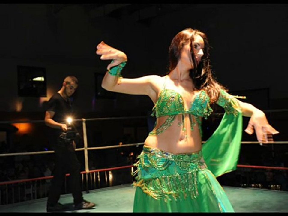 SPECTACLE DE DANSE ORIENTAL AU GALA DE MUAYTHAI POUR MEKNES