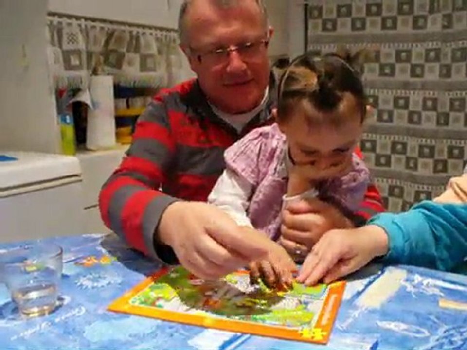 j'aide papy à faire un puzzle