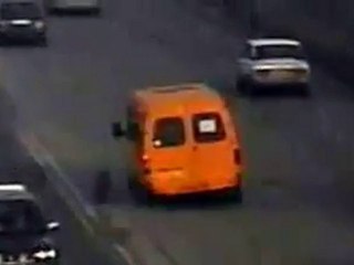 Furgone perde due ruote in autostrada