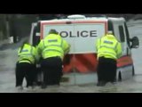 Furgone della polizia arrestato dall'alluvione