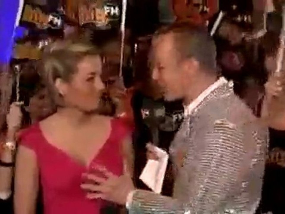 Palpa la collega e si becca un ceffone