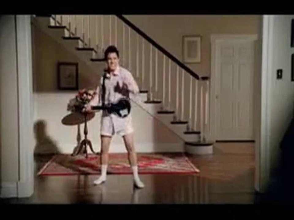 L'idole américaine David Archuleta joue de la guitare