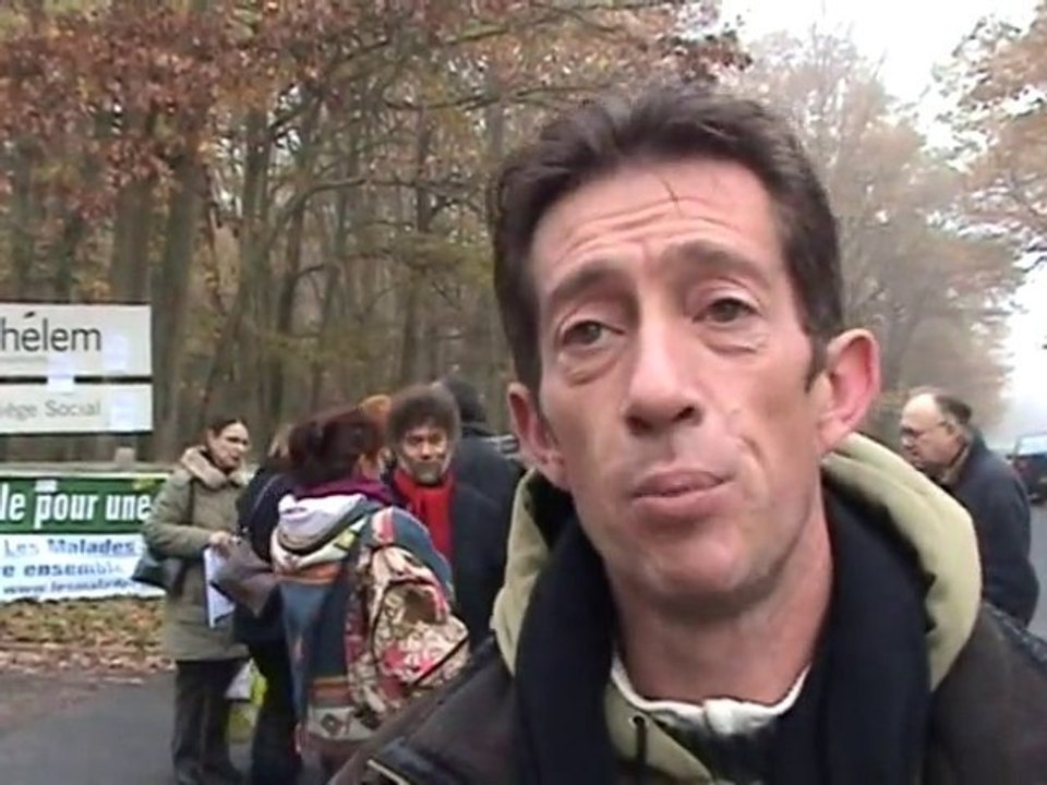 Rassemblement devant le siège de Thèlem Assurance à Chécy